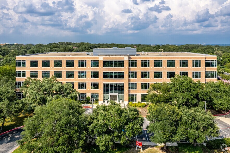 911 N Central Pky, San Antonio, TX à louer - Photo du bâtiment - Image 2 de 9