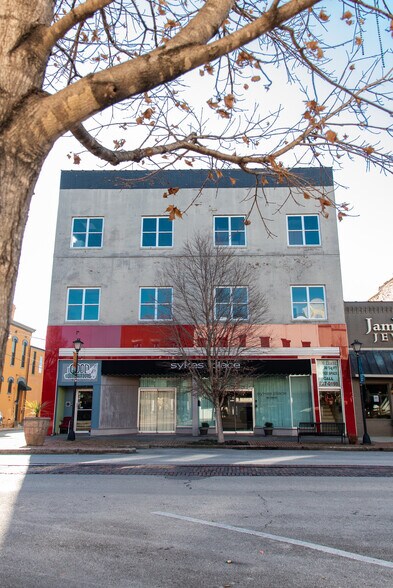 726 Bank St NE, Decatur, AL à louer - Photo du bâtiment - Image 2 de 10
