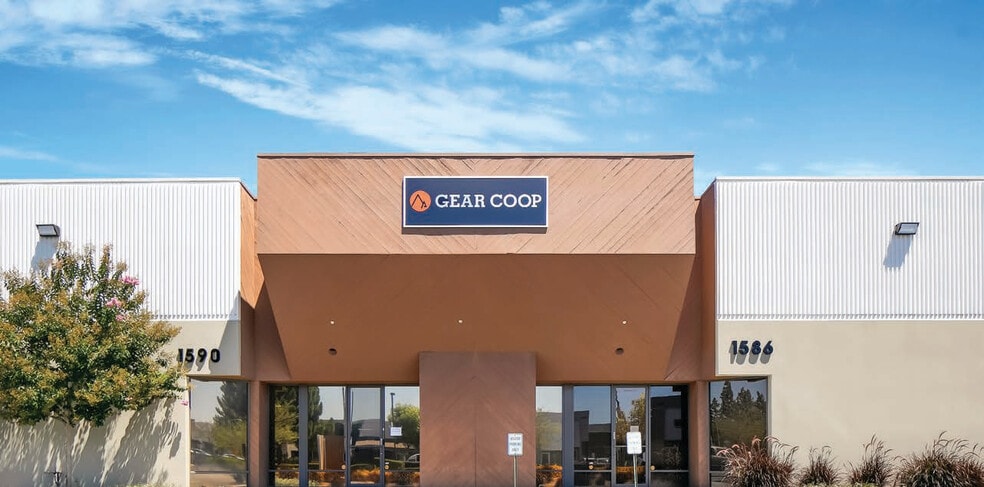 1586-1590 Sunland Ln, Costa Mesa, CA for lease - Building Photo - Image 3 of 5