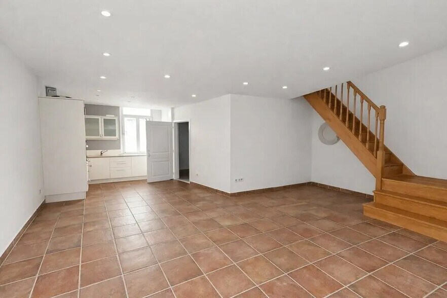 Flex in Avignon for sale - Building Photo - Image 2 of 3