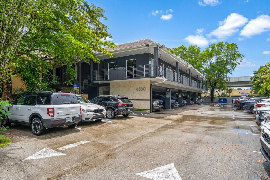 6330 Manor Ln, South Miami, FL à louer - Photo du bâtiment - Image 2 de 70