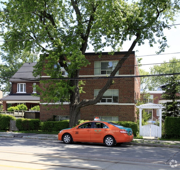 2709 Lake Shore Dr, Toronto, ON à vendre - Photo du bâtiment - Image 2 de 4