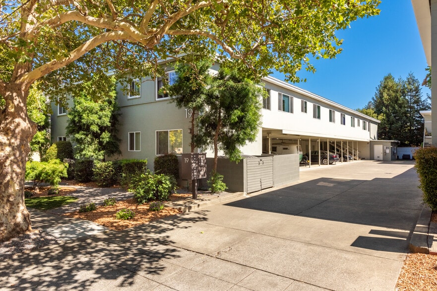 Abbey Lane Apartments portfolio of 2 properties for sale on LoopNet.ca - Building Photo - Image 2 of 26