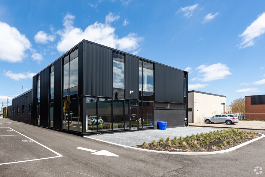 39 Advance Rd, Toronto, ON à vendre - Photo du bâtiment - Image 2 de 3