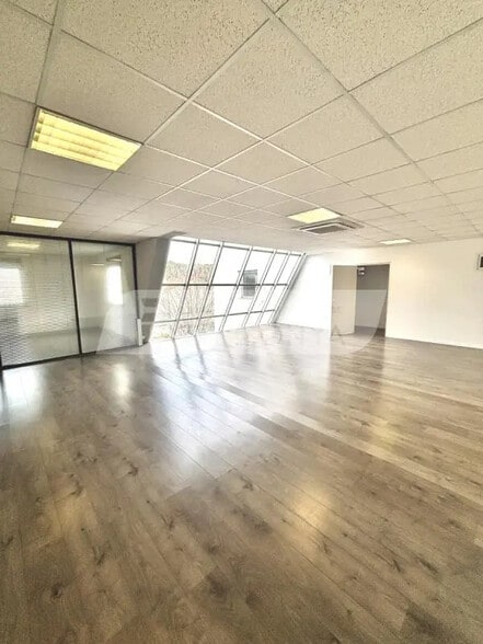 Commerce de détail dans Aubagne à louer - Photo intérieure - Image 2 de 18