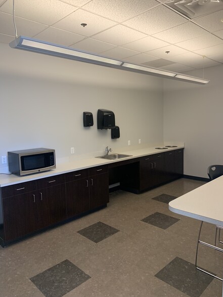 135-141 Barnum Rd, Devens, MA for lease - Interior Photo - Image 3 of 4