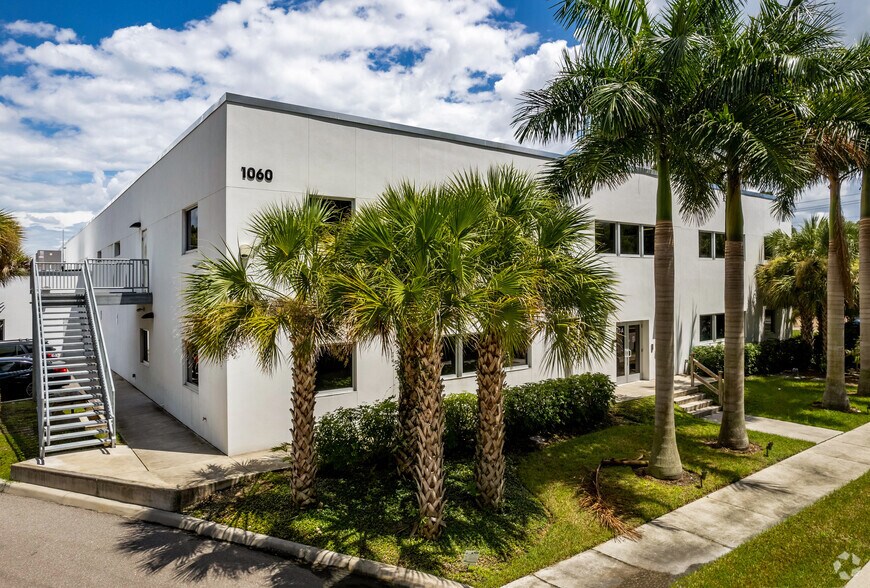 1060 Goodrich Ave, Sarasota, FL à vendre - Photo du bâtiment - Image 2 de 21