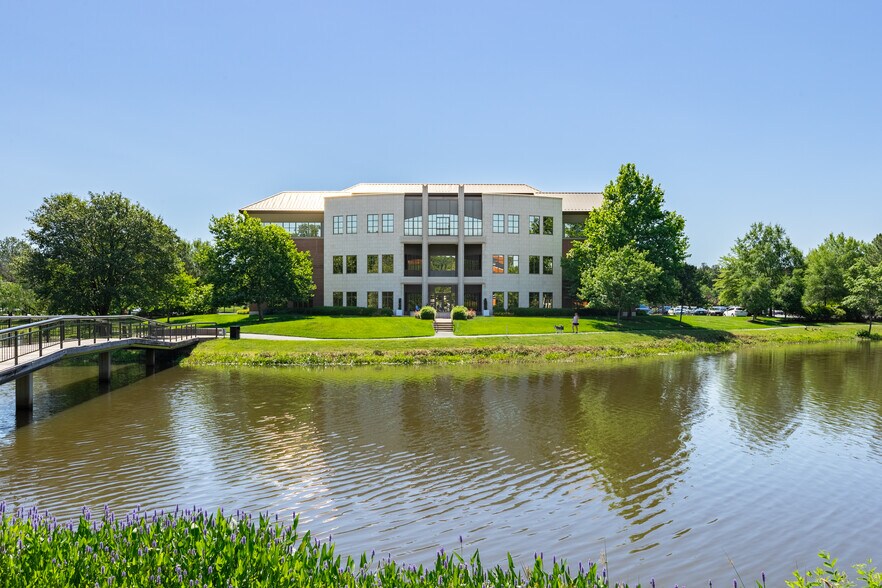 4480 Cox Rd, Glen Allen, VA à louer - Photo du bâtiment - Image 2 de 11
