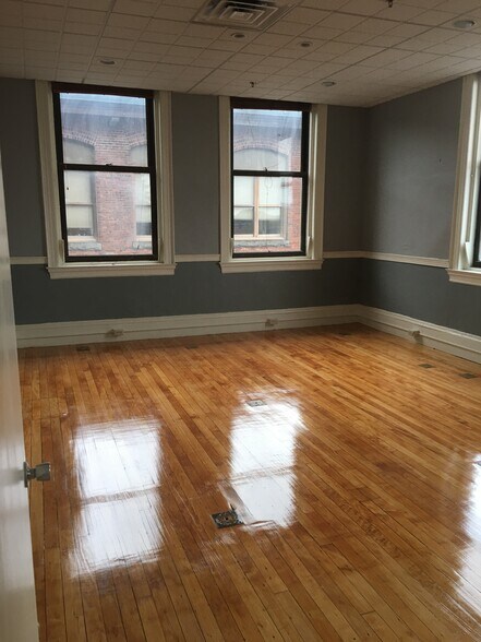 1 Westinghouse Plz, Hyde Park, MA à louer - Photo intérieure - Image 3 de 22