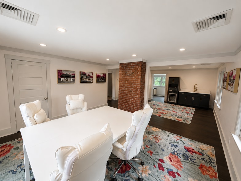 144 N Main St, East Hampton, NY for lease - Building Photo - Image 2 of 14