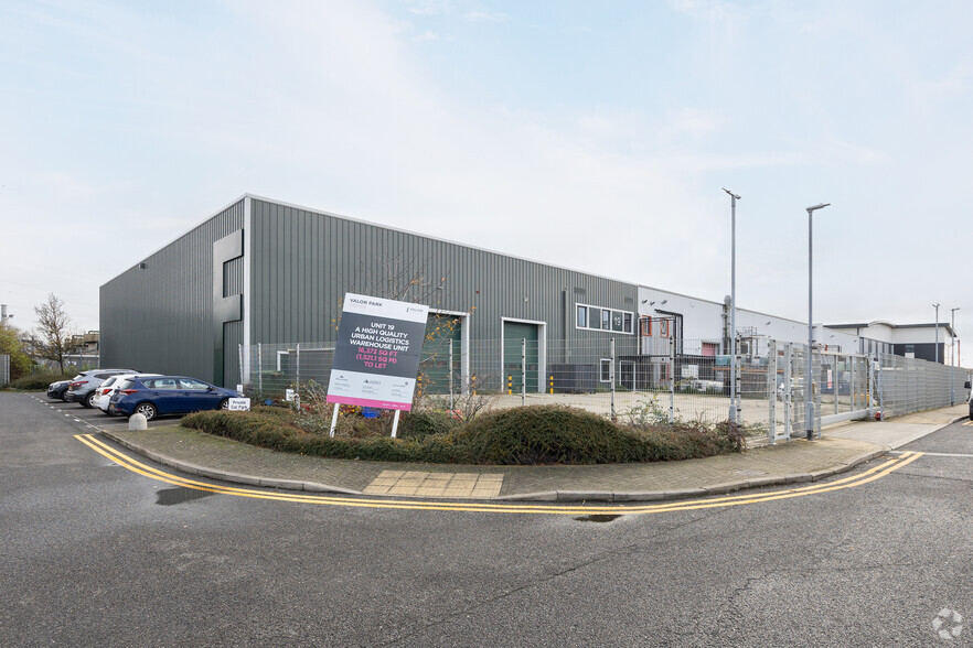 Hornet Way, London for lease - Primary Photo - Image 1 of 2