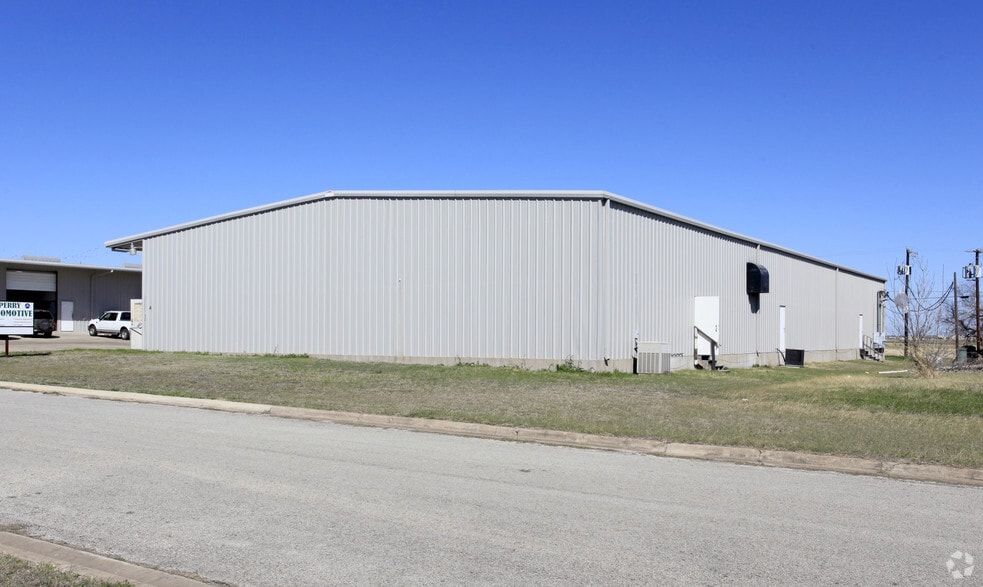 212 Tradesmen Dr, Hutto, TX for lease - Building Photo - Image 3 of 3