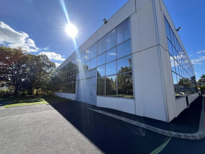Bureau dans Les Ulis à louer - Photo du bâtiment - Image 2 de 17
