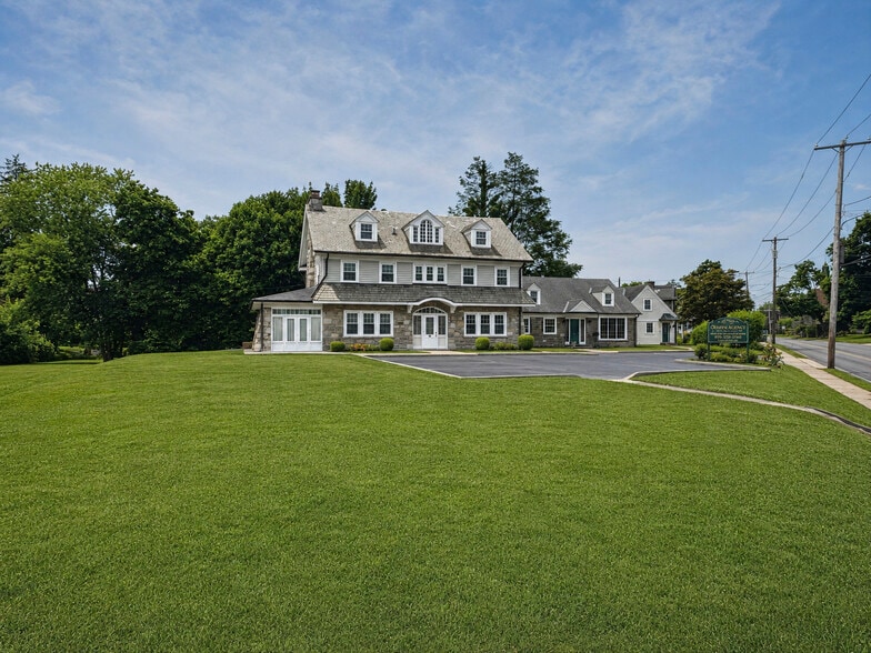 678 Ferne Blvd, Drexel Hill, PA for sale - Primary Photo - Image 1 of 71