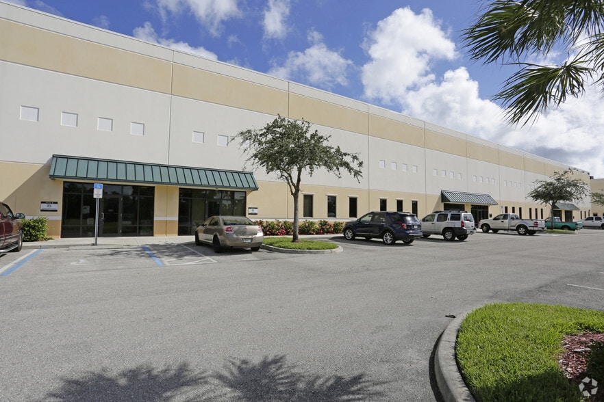 7916 Drew Cir, Fort Myers, FL for lease - Building Photo - Image 2 of 6