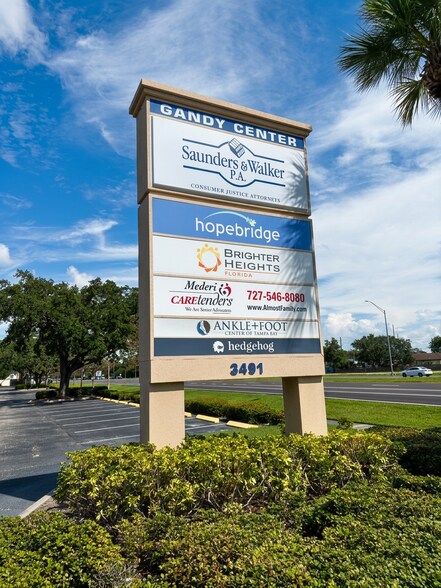 3491 Gandy Blvd, Pinellas Park, FL à louer - Photo du bâtiment - Image 3 de 6
