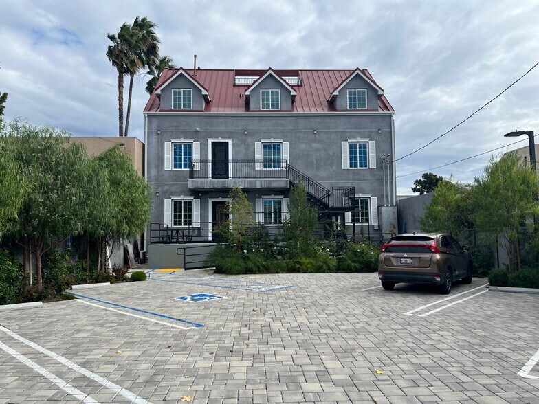 7053 Owensmouth Ave, Canoga Park, CA for lease - Building Photo - Image 2 of 19