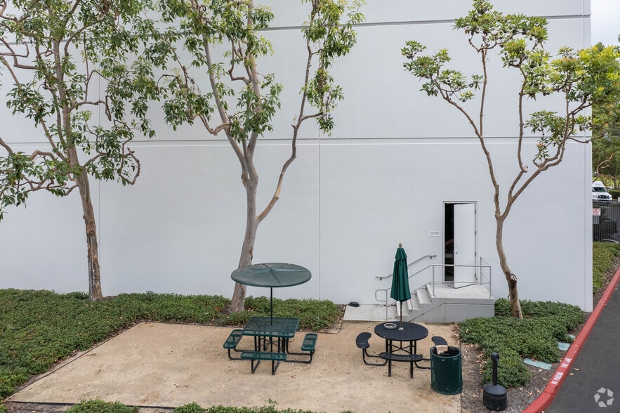 72 Fairbanks, Irvine, CA for lease - Building Photo - Image 3 of 17