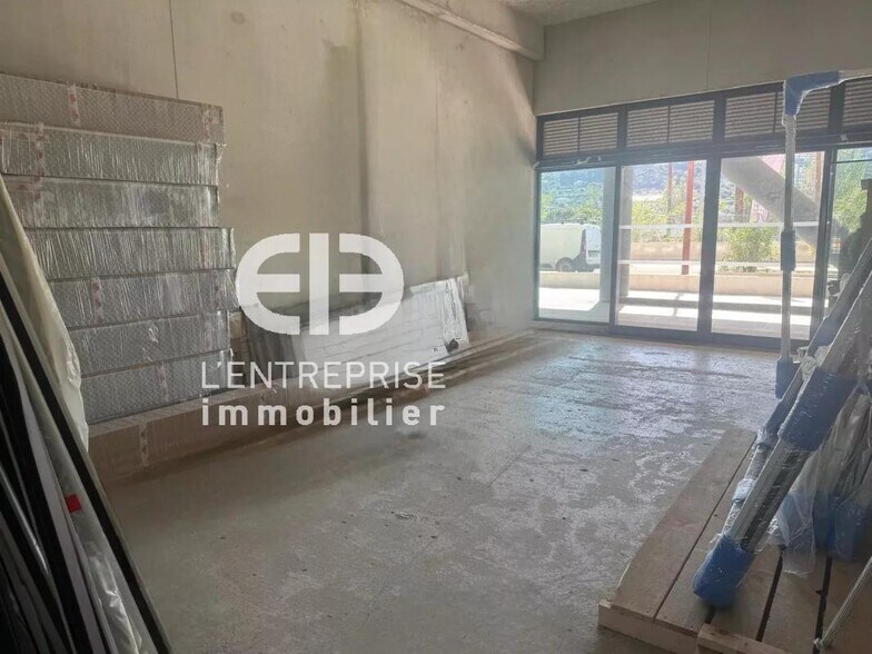 Retail in Nice for lease - Building Photo - Image 3 of 7