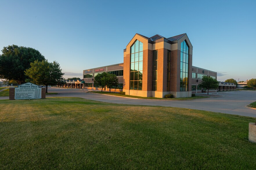 4949 Westown Pky, West Des Moines, IA à louer - Photo du bâtiment - Image 2 de 6