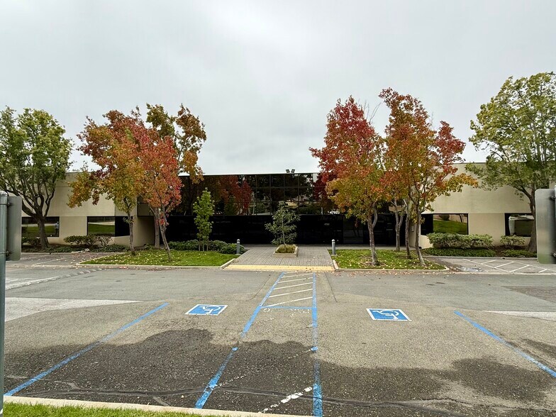 47913-47963 Warm Springs Blvd, Fremont, CA à louer - Photo du bâtiment - Image 2 de 14