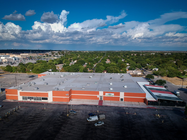 7702 N IH 35, San Antonio, TX for sale - Building Photo - Image 1 of 1