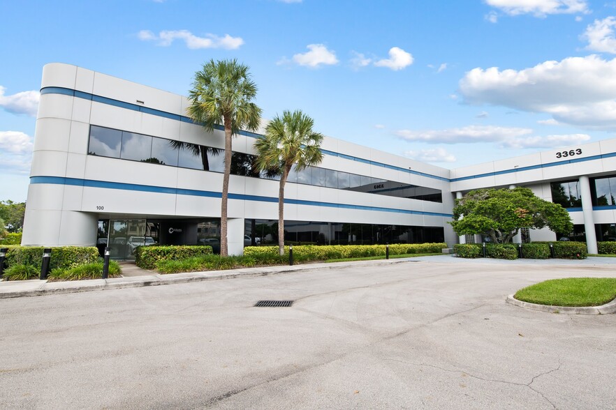 3363 W Commercial Blvd, Fort Lauderdale, FL à louer - Photo du b timent - Image 1 de 40