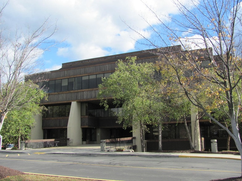 400 Fairway Dr, Coraopolis, PA for lease - Building Photo - Image 1 of 14