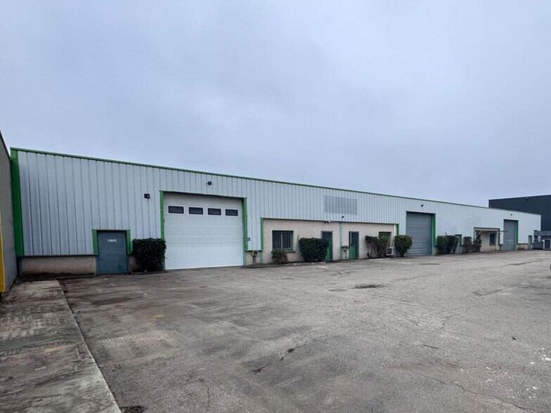 Flex in Pusignan for sale - Building Photo - Image 1 of 5