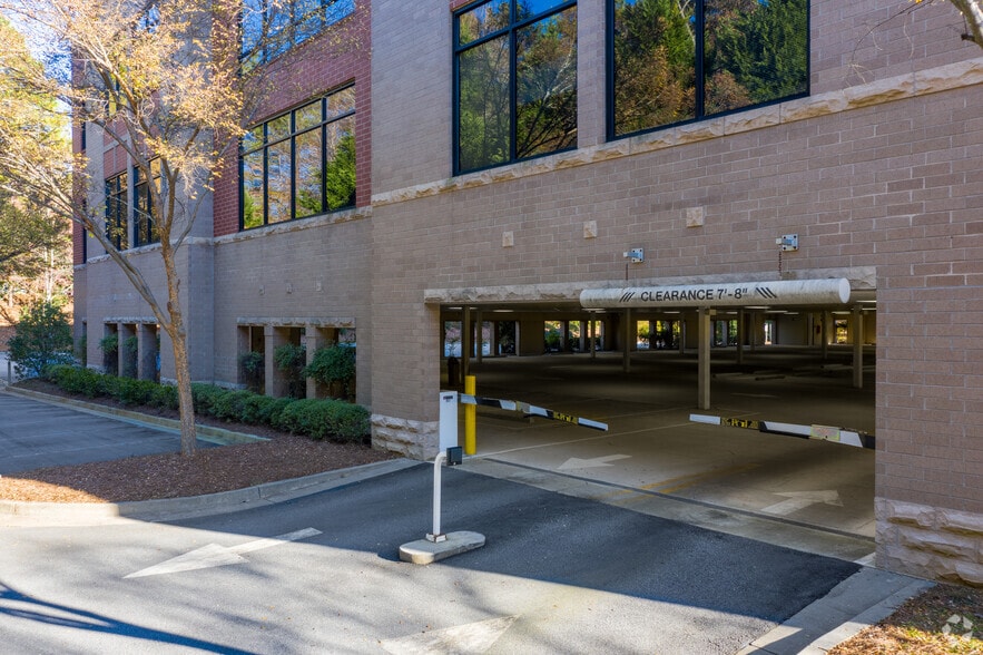 2736 Meadow Church Rd, Duluth, GA à louer - Photo du bâtiment - Image 3 de 6