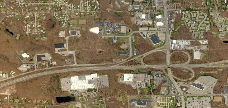 LaCroix Dr, West Warwick, RI à vendre - Aérien - Image 2 de 3