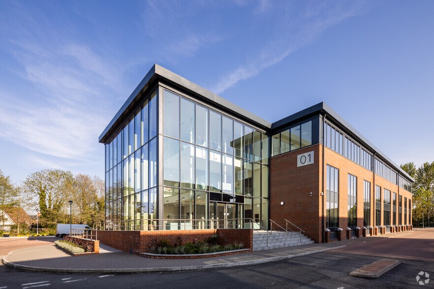 Thorpe Lead Rd, Egham à louer - Photo du bâtiment - Image 1 de 17