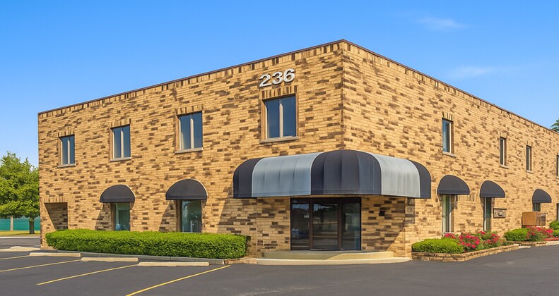 236 W Northwest Hwy, Barrington, IL à vendre - Photo du bâtiment - Image 1 de 9