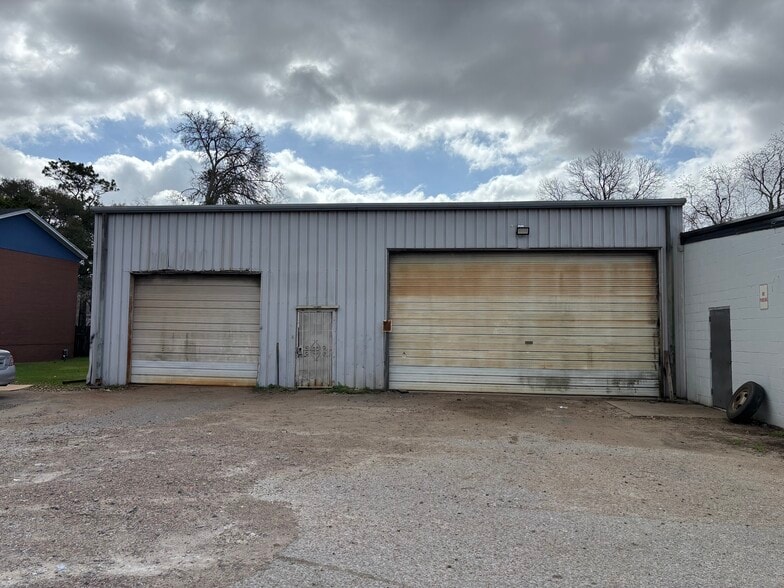 1913 S Gordon St, Alvin, TX for lease - Building Photo - Image 3 of 12