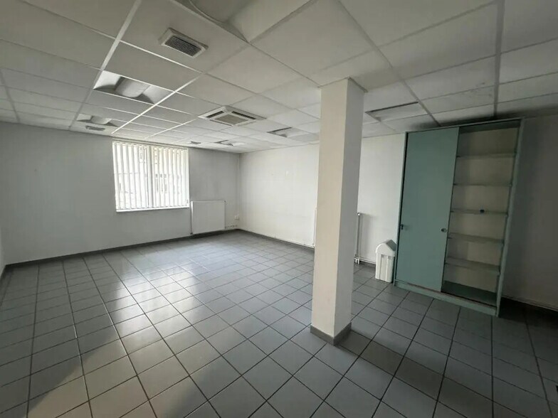 Retail in Villeurbanne for sale - Interior Photo - Image 2 of 6