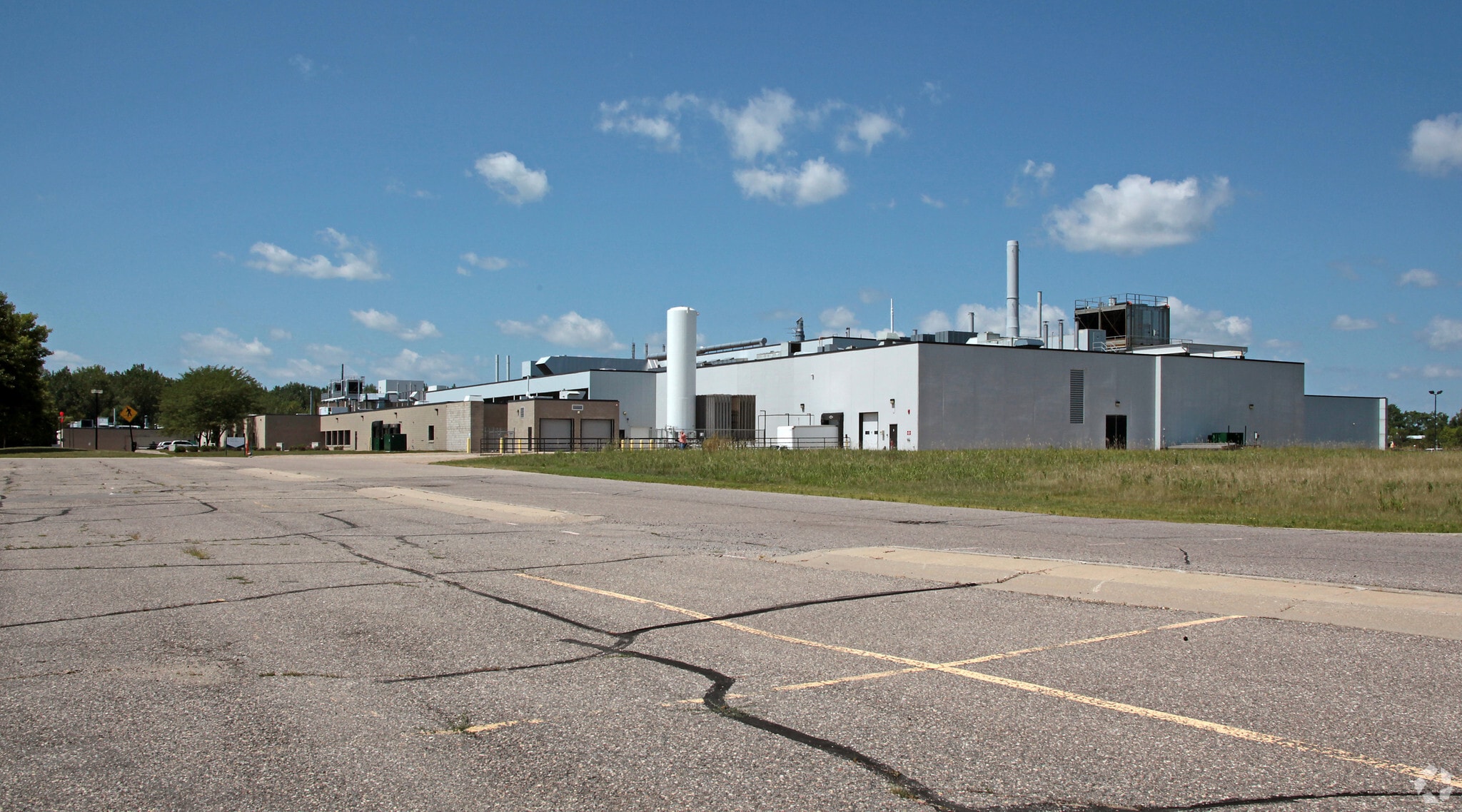 40 W Highland Park Dr NE, Hutchinson, MN for lease Primary Photo- Image 1 of 3