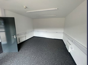 Beck Rd, Huddersfield for lease Interior Photo- Image 2 of 3