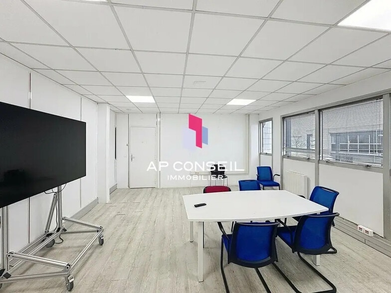 Office in Élancourt for lease - Building Photo - Image 3 of 7