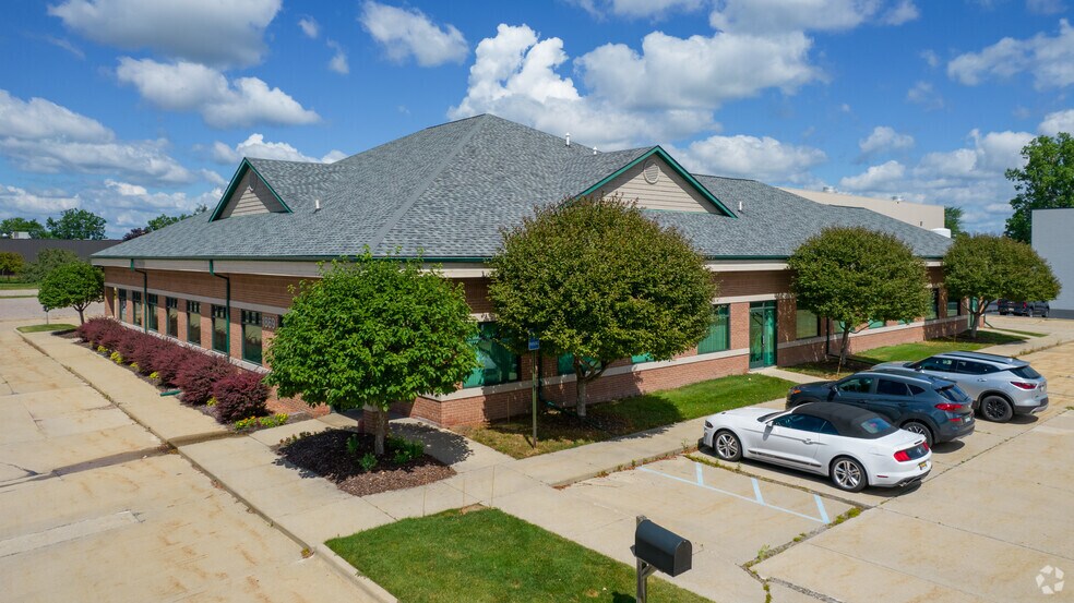 1869 E Maple Rd, Troy, MI for lease - Primary Photo - Image 1 of 6