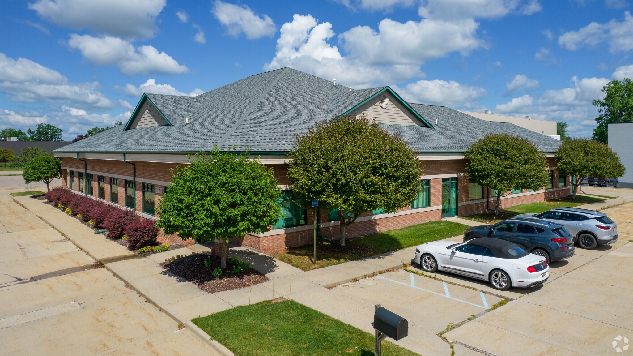 1869 E Maple Rd, Troy, MI for lease Primary Photo- Image 1 of 7