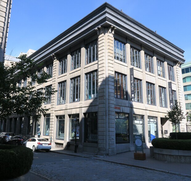 19 Rue Le Royer O, Montréal, QC à louer - Photo du bâtiment - Image 1 de 9