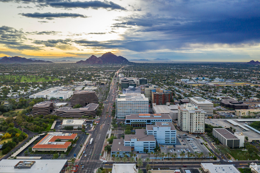 2231 E Camelback Rd, Phoenix, AZ à louer - Photo du b timent - Image 2 de 3