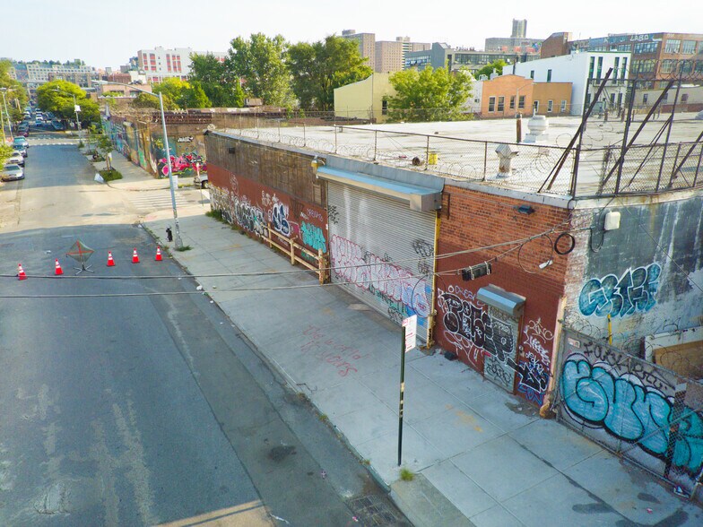 275 Boerum St, Brooklyn, NY à vendre - Photo du bâtiment - Image 3 de 7