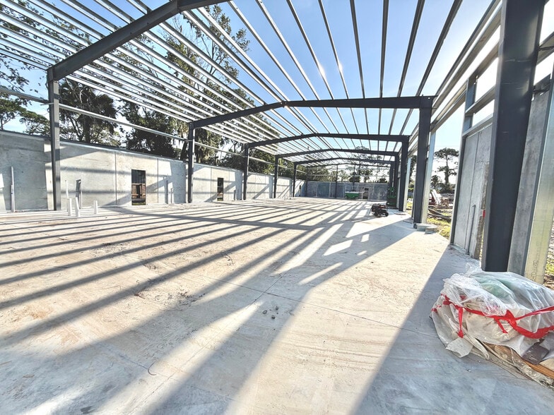 2720 Hibiscus Dr, Edgewater, FL for lease - Building Photo - Image 3 of 5