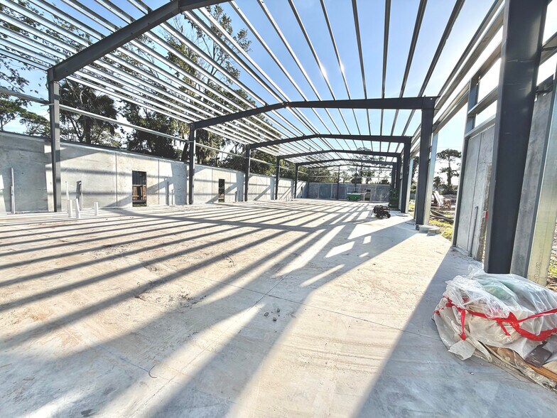 2725 Hibiscus Dr, Edgewater, FL for lease - Building Photo - Image 3 of 5