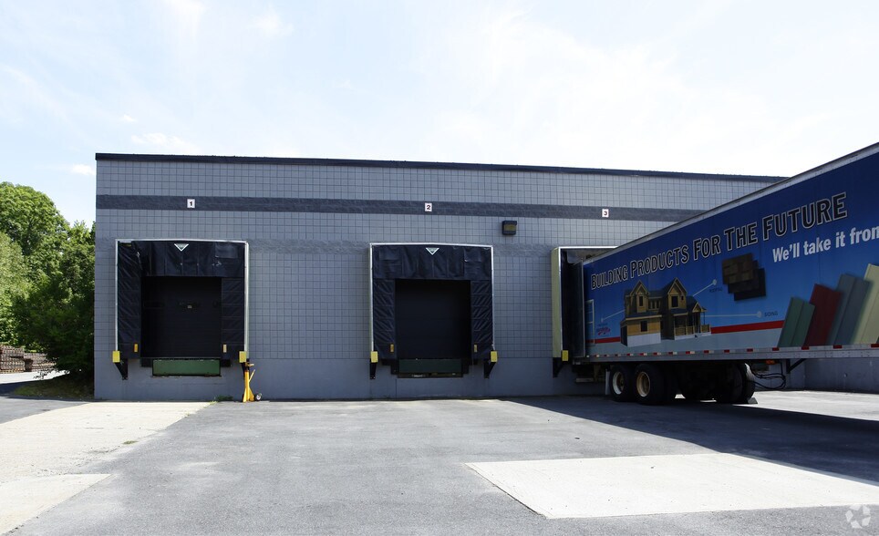 15 Keewaydin Dr, Salem, NH à louer - Photo du bâtiment - Image 3 de 5