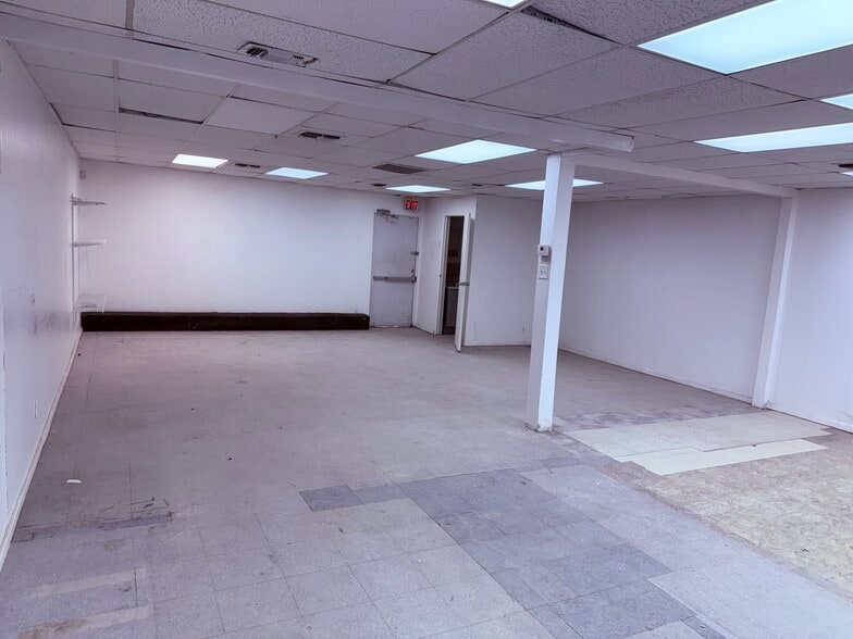 1246 S General McMullen Dr, San Antonio, TX for lease - Interior Photo - Image 2 of 12