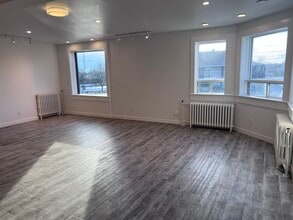 17 Av De La Baie-De-Valois, Pointe-claire, QC for lease Interior Photo- Image 2 of 9