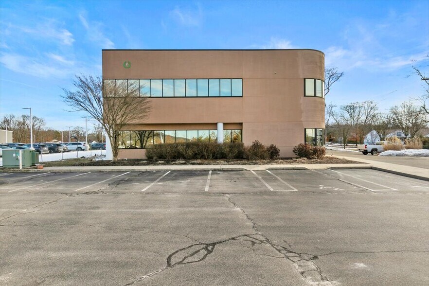 556 Washington Ave, North Haven, CT à vendre - Photo du bâtiment - Image 3 de 21