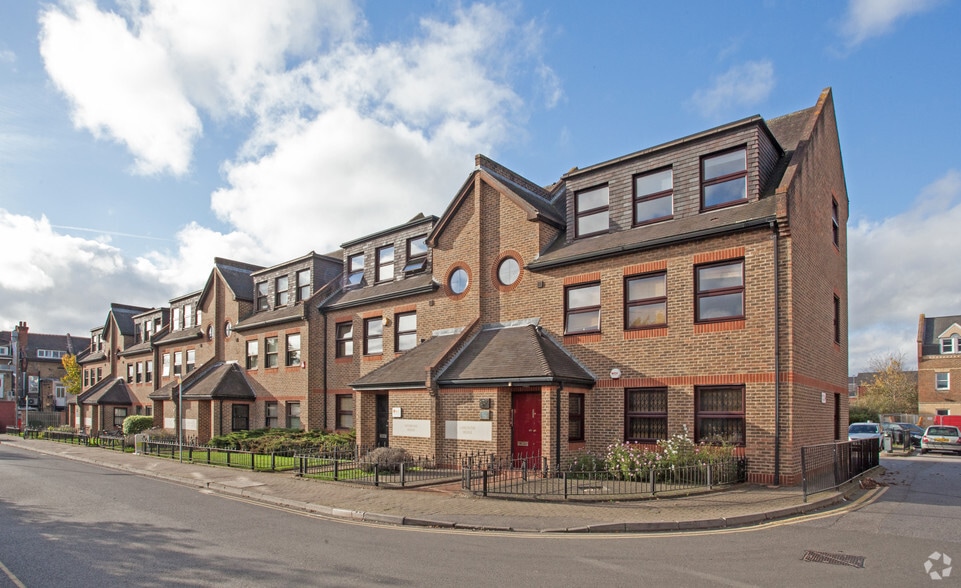 11 Churchfield Rd, Walton On Thames à louer - Photo du bâtiment - Image 2 de 8